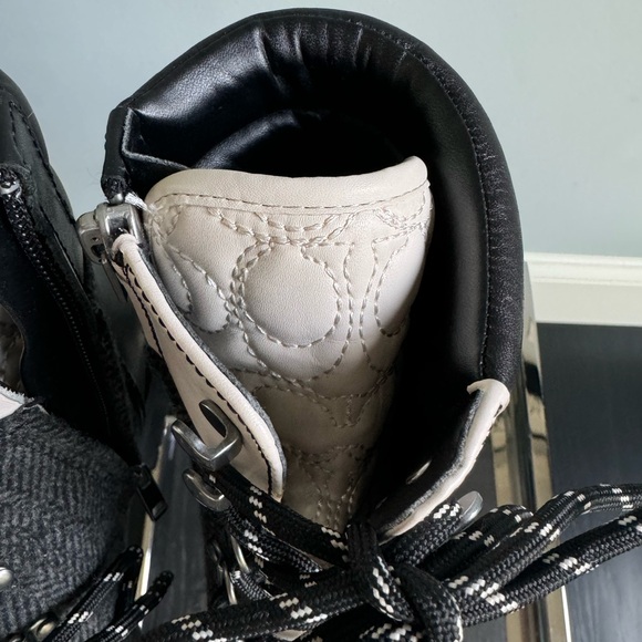 Coach boots. Women. Pre-owned. Size U.S. 7. EU 7.5 - Picture 3 of 6